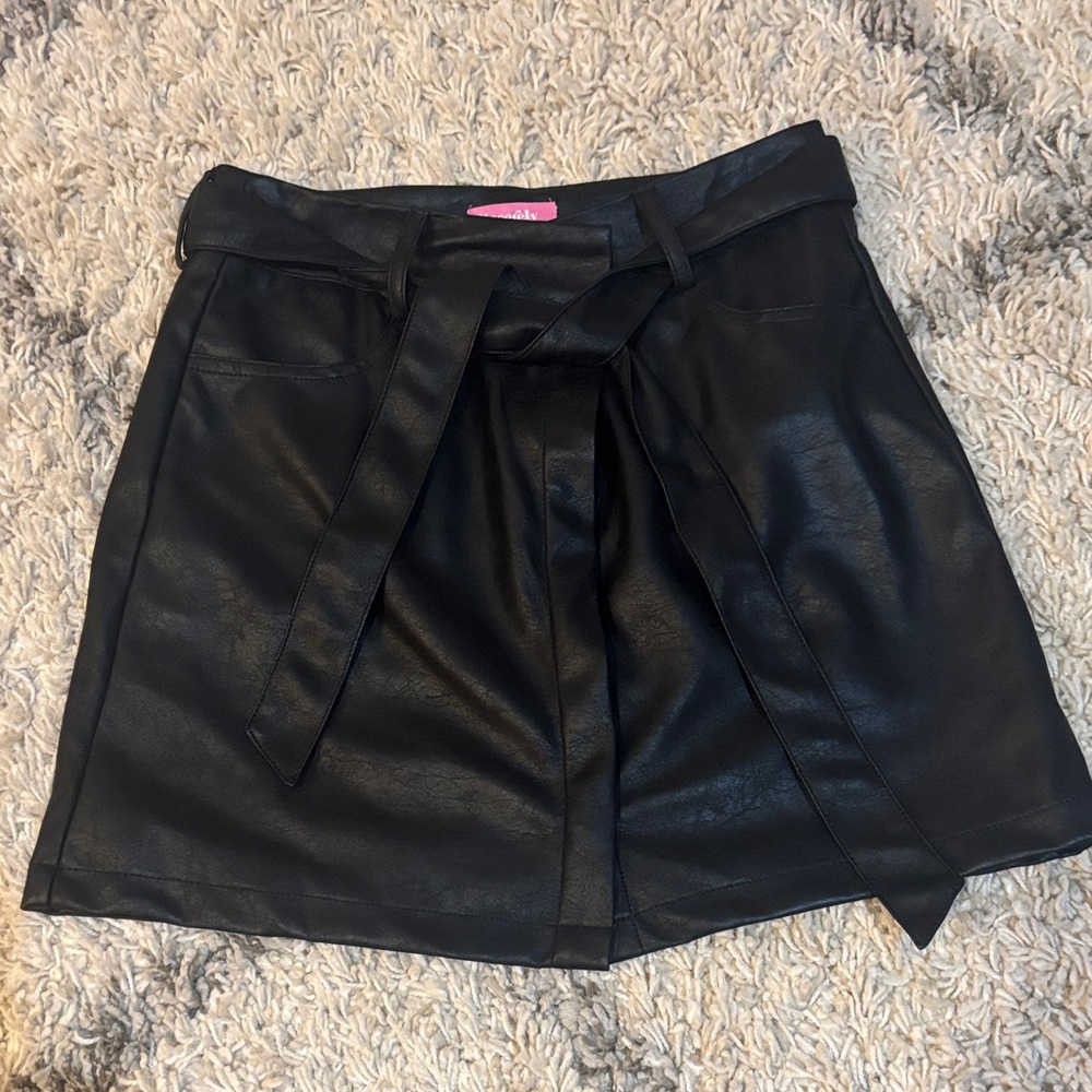 Chic Black Faux Leather Mini Skirt